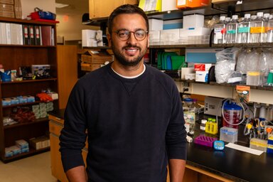 Portrait of cancer researcher Tim Barnoud in his lab.