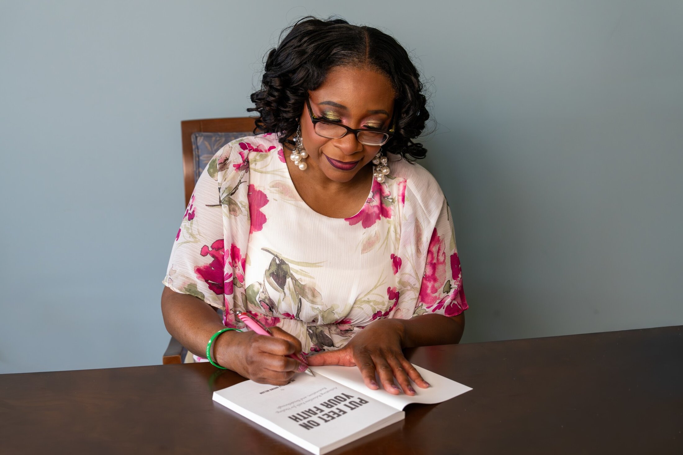 Michelle Brown Nelson signs the title page of her book.