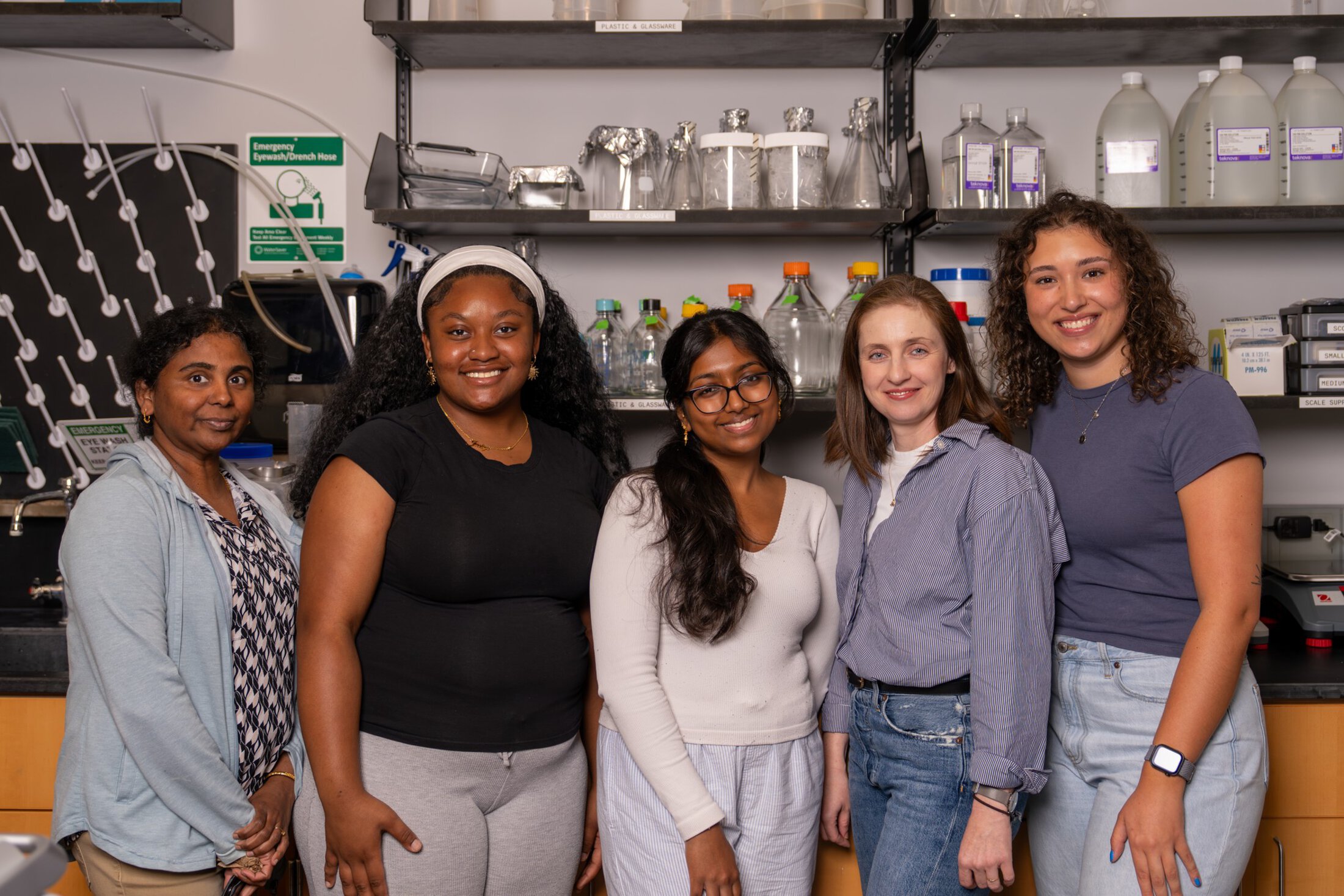 Group photo in lab.